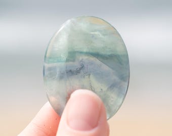 Piedra de fluorita para aliviar la ansiedad • Cristal para calmar la ansiedad • Piedra de bolsillo para la calma • Concentración y claridad • Piedra para meditación • Regalo de cristal curativo
