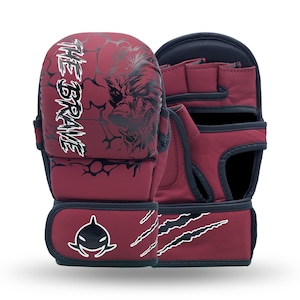 Könnte beinhalten: Paar weinrote Mixed Martial Arts-Handschuhe. Die Handschuhe zeigen eine Grafik eines Wolfskopfes und den Text "THE BRAVE" in Weiß. Der Handgelenkbereich hat ein Hai-Logo und Kratzspuren.