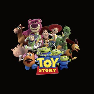 Op de afbeelding: Een groep geanimeerde personages uit de Disney Pixar-film Toy Story, waaronder Woody, Buzz Lightyear en Rex, tegen een zwarte achtergrond. Het Toy Story-logo staat onderaan, met de woorden "Toy Story" in geel en rood.