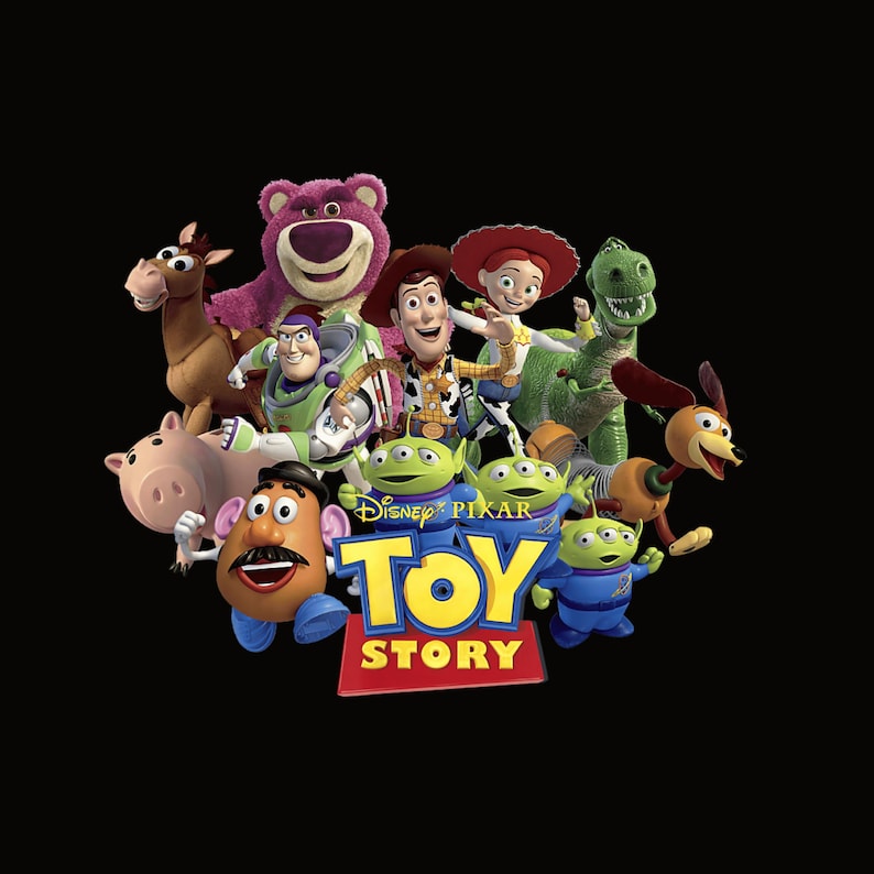 Op de afbeelding: Een groep geanimeerde personages uit de Disney Pixar-film Toy Story, waaronder Woody, Buzz Lightyear en Rex, tegen een zwarte achtergrond. Het Toy Story-logo staat onderaan, met de woorden "Toy Story" in geel en rood.