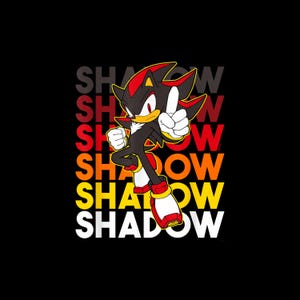 Może przedstawiać: Graficzna ilustracja postaci Shadow the Hedgehog w dynamicznej pozie z uniesionym palcem. Tło zawiera słowo SHADOW powtórzone w poziomych rzędach z gradientem kolorów przechodzącym od ciemnoszarego do białego.