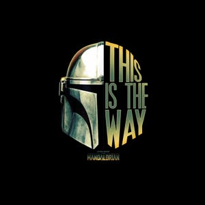 Op de afbeelding: Grafisch ontwerp met de Mandalorian-helm aan de linkerkant en de tekst "THIS IS THE WAY" aan de rechterkant, in een gele en groene gradiënt. Het Star Wars Mandalorian-logo staat onderaan, alles op een zwarte achtergrond.