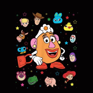 Op de afbeelding: Een kleurrijke afbeelding met Mrs. Potato Head en andere personages uit de Toy Story-franchise, waaronder Woody, Buzz Lightyear en Rex, tegen een zwarte achtergrond met sterren.