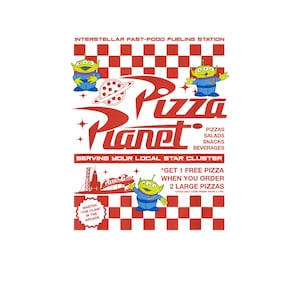 Può includere: Grafica rossa e bianca con la scritta "Pizza Planet" a tema spaziale. L'immagine include alieni dei cartoni animati, un pianeta e la scritta "Interstellar Fast-Food Fueling Station". Pubblicizza pizze, snack e bevande.