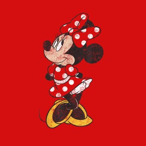 K&ouml;nnte beinhalten: Abgenutzte Grafik von Minnie Mouse in einem roten Kleid mit wei&szlig;en Punkten und einer passenden Schleife. Ihre gelben Schuhe sind vor einem roten Hintergrund zu sehen. Das Bild hat einen Vintage-Look.