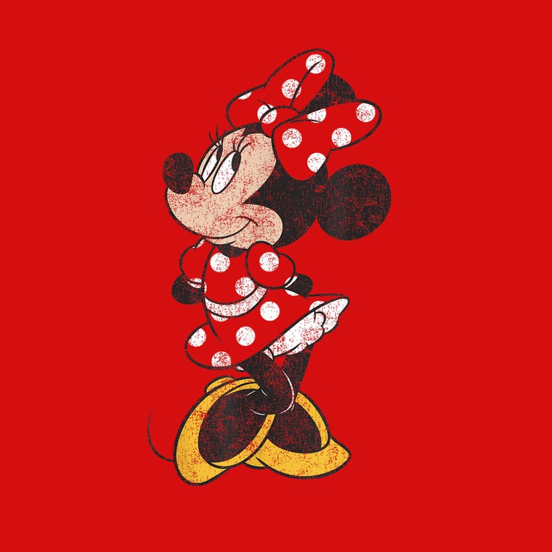 K&ouml;nnte beinhalten: Abgenutzte Grafik von Minnie Mouse in einem roten Kleid mit wei&szlig;en Punkten und einer passenden Schleife. Ihre gelben Schuhe sind vor einem roten Hintergrund zu sehen. Das Bild hat einen Vintage-Look.