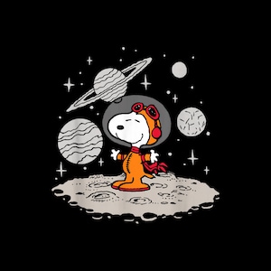 Può includere: Illustrazione a cartoni animati di Snoopy, il cane, con tuta spaziale e casco arancioni, in piedi su una superficie lunare grigia. Pianeti, stelle e Saturno con anelli su sfondo nero.