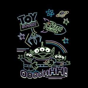 Può includere: Grafica nera con illustrazioni in stile neon di Toy Story. Il design include il logo Toy Story, Pizza Planet, stelle, un artiglio e tre alieni verdi con la scritta "OOOOHHH!"