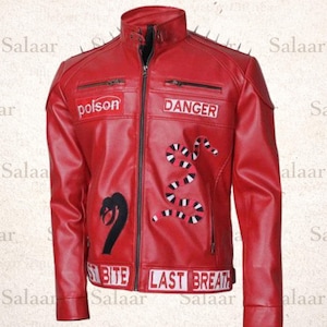 Op de afbeelding: Rode leren jas met een opstaande kraag, ritssluiting en diverse patches. Met de woorden "poison", "danger", "bite" en "last breath". Inclusief een slangenontwerp en metalen spikes op de schouders.