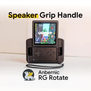 Può includere: Una console di gioco portatile nera con schermo verticale che mostra grafica di gioco pixelata, alloggiata in un'impugnatura per altoparlante in plastica nera. Il dispositivo presenta un D-pad, quattro pulsanti azione e un cinturino da polso nero. Testo: Speaker Grip Handle e Anbernic RG Rotate.