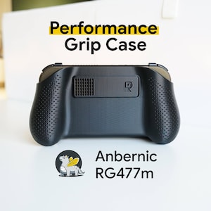 Può includere: Custodia nera Performance Grip Case per dispositivo di gioco portatile Anbernic RG477m. La custodia presenta impugnature strutturate e il logo Anbernic. Il testo "Performance Grip Case" è visualizzato in giallo e nero.