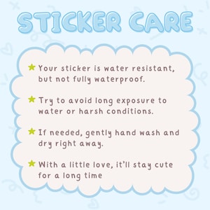 Puede incluir: Gr&aacute;fico azul claro con las palabras "STICKER CARE" en una fuente de burbujas. El texto a continuaci&oacute;n aconseja sobre el cuidado de las pegatinas: resistencia al agua, evitar condiciones adversas, lavado a mano y longevidad.