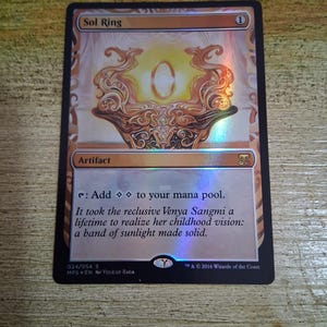 Puede incluir: Un letrero de madera hecho a mano con el texto "Welcome to our home" en un estilo manuscrito. El letrero está pintado de blanco con letras negras y un acabado envejecido, ideal para la decoración del hogar.