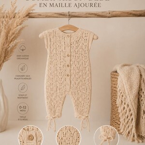 Peut inclure: Une combinaison bébé en maille ajourée beige avec une encolure ronde, une patte de boutonnage frontale à cinq boutons et des liens ajustables aux chevilles. Le vêtement est présenté sur un cintre en bois.