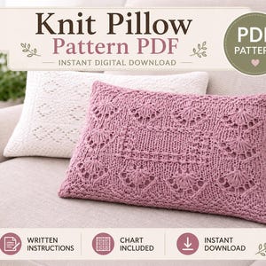 Peut inclure: Un modèle PDF à télécharger pour un coussin tricoté. L'image montre un coussin rectangulaire rose avec un motif en éventail et un coussin blanc avec un motif en losanges, incluant le texte Knit Pillow Pattern PDF.