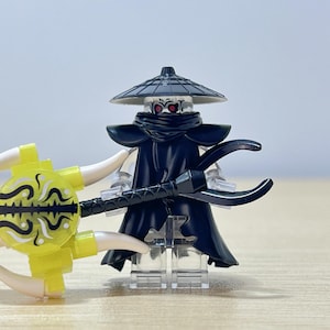 Puede incluir: Un juego de tres tazas de cerámica con un acabado mate moteado. Cada taza presenta un color diferente: azul claro, crema y gris. Las tazas tienen un diseño simple y moderno con una forma redondeada y un asa cómoda.