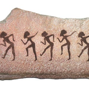 Peut inclure: Une pierre rectangulaire brun clair à la texture rugueuse. Cinq silhouettes brunes dansent. Les figures ont des formes simples et stylisées, rappelant les peintures rupestres anciennes.