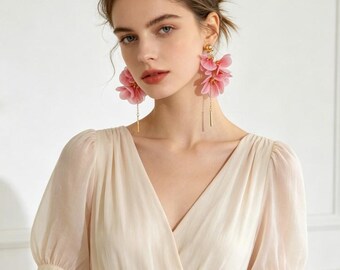 Pendientes colgantes de pétalos de flores azules y rosas, pendientes florales dorados llamativos para bodas y damas de honor.