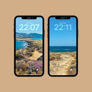 Pode incluir: Dois smartphones pretos exibindo um papel de parede de paisagem costeira com céu azul e oceano. As telas mostram a hora 22:07 e 22:11, com a data de Sáb 18 Abr. Os telefones estão em um fundo bege.