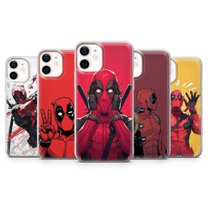 Puede incluir: Un conjunto de cinco fundas para teléfono con Deadpool. Cada funda muestra una imagen diferente del personaje en varias poses y estilos. Las fundas son rojas, blancas y amarillas.
