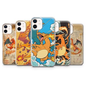 Puede incluir: Una colección de cinco fundas para teléfono con ilustraciones de dragones naranjas. Las fundas muestran diferentes diseños, incluyendo un dragón que respira fuego contra un cielo azul y un dragón con un fondo de mapa. Las fundas están diseñadas para un smartphone.