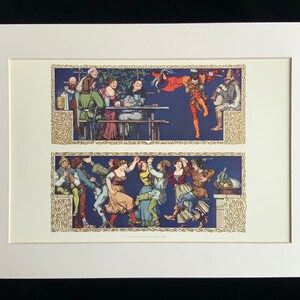Könnte beinhalten: Zwei gerahmte Illustrationen, die eine mittelalterliche Szene darstellen. Die obere Illustration zeigt eine Gruppe von Menschen, die um einen Tisch versammelt sind, während die untere Illustration eine Gruppe von Menschen zeigt, die tanzen. Die Illustrationen sind in einem Blau- und Goldfarbschema gehalten.