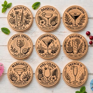 Könnte beinhalten: Ein Set aus neun runden Untersetzern aus hellem Holz, die jeweils eine schwarze Strichzeichnung eines Cocktails zeigen. Die Motive umfassen Mojito, Daiquiri, Espresso Martini, Aperol Spritz, Cosmopolitan, Paloma, Margarita, Piña Colada und French 75.