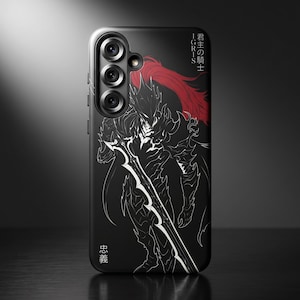 Puede incluir: Una funda de smartphone negra con una ilustración de líneas blancas de un caballero con armadura que sostiene una gran espada. El diseño incluye un penacho rojo fluido, el texto IGRIS, caracteres japoneses y la palabra 忠義 en blanco.