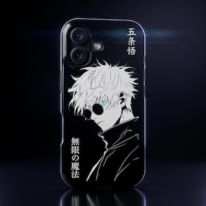 K&ouml;nnte beinhalten: Eine schwarze Smartphone-H&uuml;lle mit einer wei&szlig;en Strichzeichnung eines Anime-Charakters mit stacheligen Haaren und runder Sonnenbrille. Ein einzelnes leuchtend blaues Auge ist sichtbar. Japanischer Text ist vertikal in Wei&szlig; auf der H&uuml;lle gedruckt.