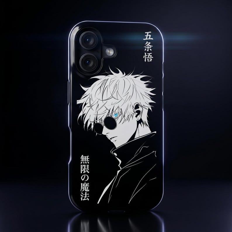 K&ouml;nnte beinhalten: Eine schwarze Smartphone-H&uuml;lle mit einer wei&szlig;en Strichzeichnung eines Anime-Charakters mit stacheligen Haaren und runder Sonnenbrille. Ein einzelnes leuchtend blaues Auge ist sichtbar. Japanischer Text ist vertikal in Wei&szlig; auf der H&uuml;lle gedruckt.