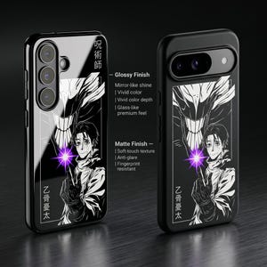 K&ouml;nnte beinhalten: Zwei Handyh&uuml;llen mit einer schwarz-wei&szlig;en Illustration im Anime-Stil und einem leuchtenden violetten Lichteffekt. Die linke H&uuml;lle hat eine gl&auml;nzende Oberfl&auml;che, die rechte eine matte. Beide enthalten japanische Schriftzeichen.