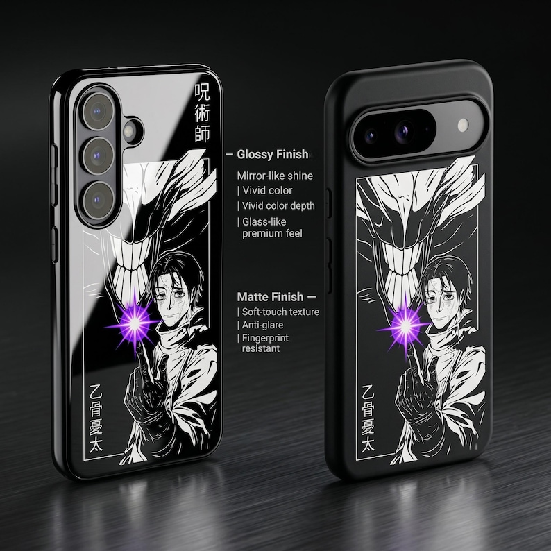 K&ouml;nnte beinhalten: Zwei Handyh&uuml;llen mit einer schwarz-wei&szlig;en Illustration im Anime-Stil und einem leuchtenden violetten Lichteffekt. Die linke H&uuml;lle hat eine gl&auml;nzende Oberfl&auml;che, die rechte eine matte. Beide enthalten japanische Schriftzeichen.