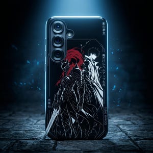 Puede incluir: Una funda de smartphone negra con una ilustración gráfica en blanco y rojo de dos personajes estilo anime. El diseño incluye texto en japonés y el nombre SUNG JINWOO en el lado derecho. La funda tiene una abertura para triple cámara.