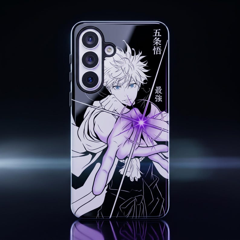 K&ouml;nnte beinhalten: Eine schwarze Smartphone-H&uuml;lle mit einer wei&szlig;en Strichzeichnung eines Anime-Charakters mit stacheligen Haaren, der die Hand ausstreckt, wobei ein leuchtender violetter Lichteffekt in der Handfl&auml;che zu sehen ist. Der japanische Text 五条悟 und 最強 steht rechts.