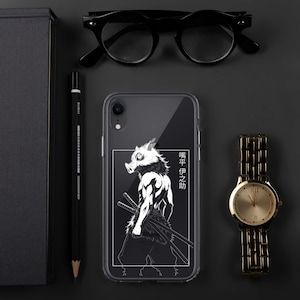 Puede incluir: Una funda transparente para teléfono con una ilustración en blanco y negro de un personaje con cabeza de jabalí y espadas. También se ven un reloj de pulsera dorado, gafas negras y un lápiz negro.