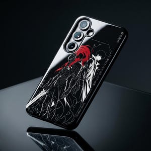 K&ouml;nnte beinhalten: Eine schwarze Smartphone-H&uuml;lle mit einer kontrastreichen wei&szlig;en und roten grafischen Illustration von zwei Figuren, die R&uuml;cken an R&uuml;cken stehen. Das Design enth&auml;lt japanische Schriftzeichen und den vertikal aufgedruckten Text SUNG JINWOO.