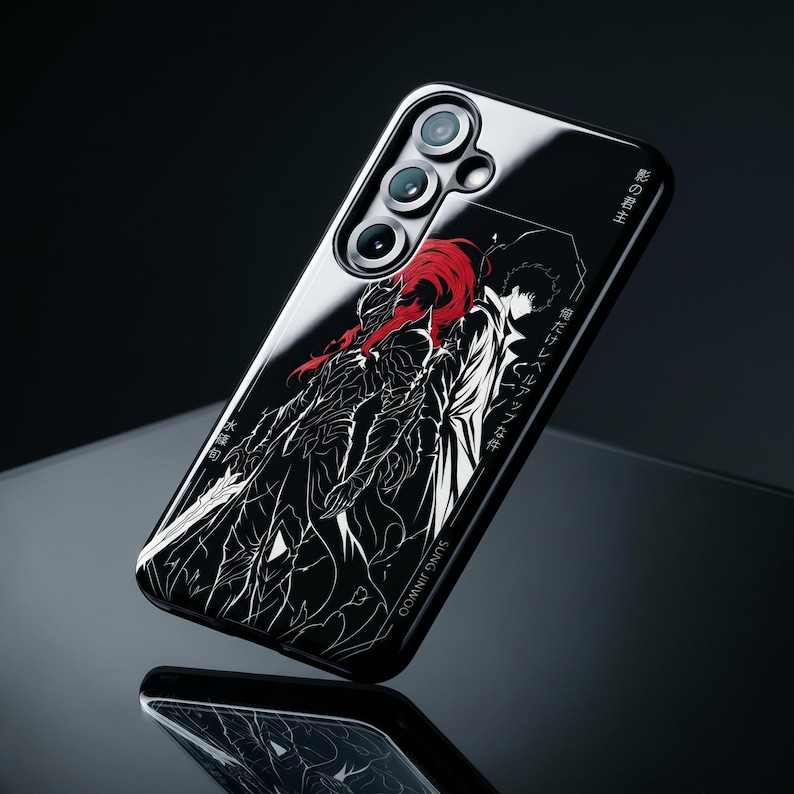 K&ouml;nnte beinhalten: Eine schwarze Smartphone-H&uuml;lle mit einer kontrastreichen wei&szlig;en und roten grafischen Illustration von zwei Figuren, die R&uuml;cken an R&uuml;cken stehen. Das Design enth&auml;lt japanische Schriftzeichen und den vertikal aufgedruckten Text SUNG JINWOO.