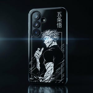 K&ouml;nnte beinhalten: Eine schwarze Smartphone-H&uuml;lle mit einer wei&szlig;en Strichzeichnung eines Anime-Charakters mit stacheligen Haaren. Das Design enth&auml;lt den japanischen Text 五条悟 in vertikaler Ausrichtung. Die H&uuml;lle hat einen Ausschnitt f&uuml;r eine Dreifachkamera.