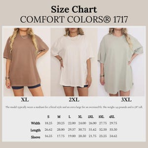 Puede incluir: Tabla de tallas para camisetas Comfort Colors 1717. La imagen muestra a tres mujeres con camisetas oversize en marr&oacute;n, blanco y verde salvia. La tabla enumera las medidas en cm de ancho, largo y manga para las tallas S a 4XL.