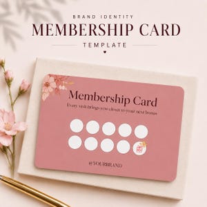 Puede incluir: Una plantilla de tarjeta de membres&iacute;a de color rosa polvoriento con ilustraciones florales en la esquina superior izquierda. La tarjeta incluye el texto Membership Card, Every visit brings you closer to your next bonus, diez c&iacute;rculos blancos y @YOURBRAND.