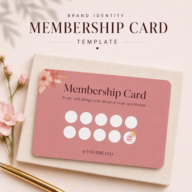 Puede incluir: Una plantilla de tarjeta de membres&iacute;a de color rosa polvoriento con ilustraciones florales en la esquina superior izquierda. La tarjeta incluye el texto Membership Card, Every visit brings you closer to your next bonus, diez c&iacute;rculos blancos y @YOURBRAND.