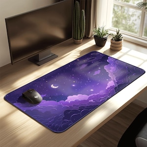 Puede incluir: Alfombrilla de ratón rectangular con un diseño celestial. Presenta un cielo nocturno púrpura, nubes, estrellas y una luna creciente. Un ratón de ordenador negro descansa sobre la alfombrilla. La alfombrilla está sobre un escritorio de madera.