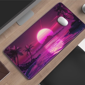 Può includere: Tappetino per mouse rettangolare con un design retrò del tramonto. L'immagine presenta un grande sole rosa, palme e acqua, su uno sfondo sfumato viola e rosa. Un mouse per computer bianco è posizionato sul tappetino.