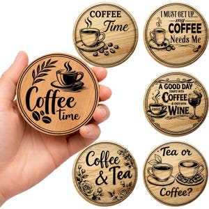 Może przedstawiać: Zestaw okrągłych drewnianych podkładek z motywami kawowymi. Każda podkładka przedstawia filiżanki kawy, ziarna i teksty takie jak "Coffee Time", "Coffee & Tea" oraz "A Good Day Starts with Coffee & Ends with Wine."