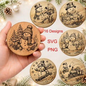 Puede incluir: Una colección de seis adornos circulares de madera con escenas invernales grabadas con láser de muñecos de nieve, pinos, un buzón, un zorro, un conejo, un snowboarder y un tren de vapor. El texto 16 Designs, SVG y PNG está impreso en rojo.