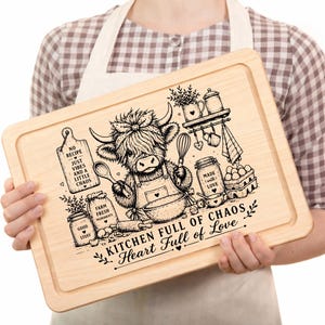May include: A rectangular wooden cutting board with a decorative black illustration of a Highland cow chef. The text on the board reads "Kitchen Full of Chaos, Heart Full of Love". Additional text includes "No Recipe, Just Vibes and a Little Chaos".
