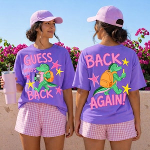 Könnte beinhalten: Ein violettes T-Shirt mit einer grünen Alligator-Grafik mit Rucksack und dem Text "GUESS WHO'S BACK" auf der Vorderseite sowie "BACK AGAIN!" auf der Rückseite, kombiniert mit einer passenden violetten Baseballkappe und rosa-weiß karierten Shorts.