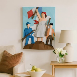 Peut inclure: Une œuvre d'art murale géométrique représentant une scène stylisée avec des personnages tenant un drapeau français. L'œuvre présente un fond bleu avec des formes géométriques et des personnages en bleu, blanc et orange. L'œuvre est accrochée au mur.