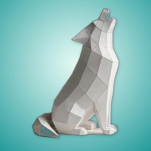 Puede incluir: Una escultura geométrica low-poly de color blanco que representa a un lobo sentado en posición de aullido. La figura está compuesta por múltiples facetas triangulares planas que crean bordes afilados y planos definidos, dando al animal un aspecto angular.