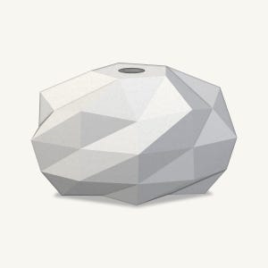Könnte beinhalten: Eine weiße Vase mit einer facettierten, geometrischen, felsartigen Struktur. Das Objekt weist zahlreiche flache, winklige Ebenen auf, die eine komplexe, facettierte Oberflächenstruktur erzeugen. Eine kleine, kreisförmige Öffnung befindet sich oben.